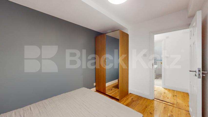 Stylish 3 Bedroom Flat on Quiet Residential Street Rochester Road, Camden